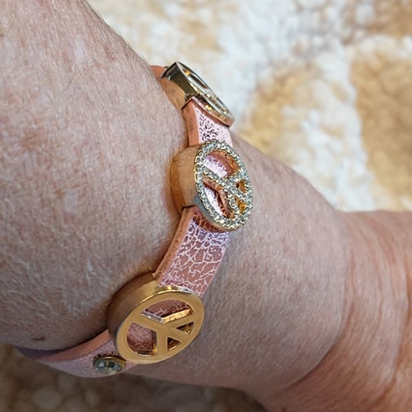 🇨🇦 Cute Pink PEACE Bracelet - Picture 4 of 4